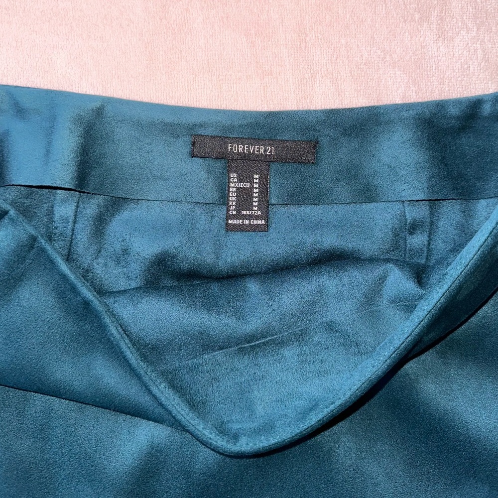 Forever 21 Peacock Blue Faux Suede Mini Skirt Side Zip Front Slit NWT, Size M - Picture 4 of 6